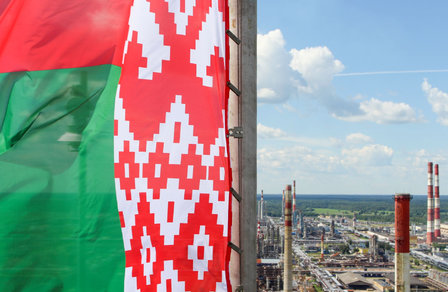 Государственный флаг увенчал самую высокую установку «Нафтана» и страны