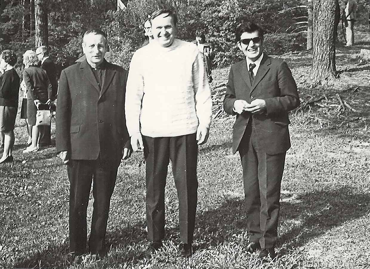 Николай Мицкевич и Евгений Денисов — наставники и научные руководители Владимира Агабекова (на фото — крайний справа). Май 1978 года