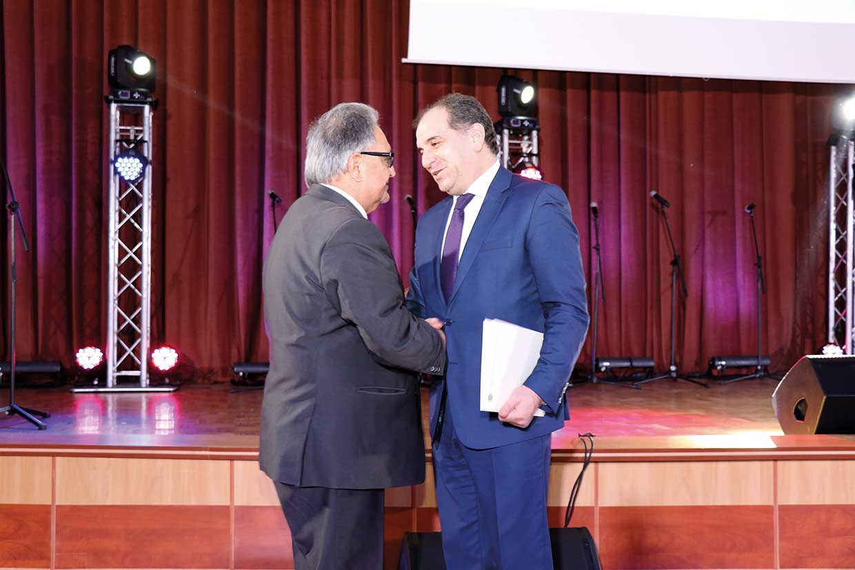 С присуждением высокой награды Владимира Агабекова поздравляет посол Армении в Беларуси Армен Гевондян. Январь 2020 года