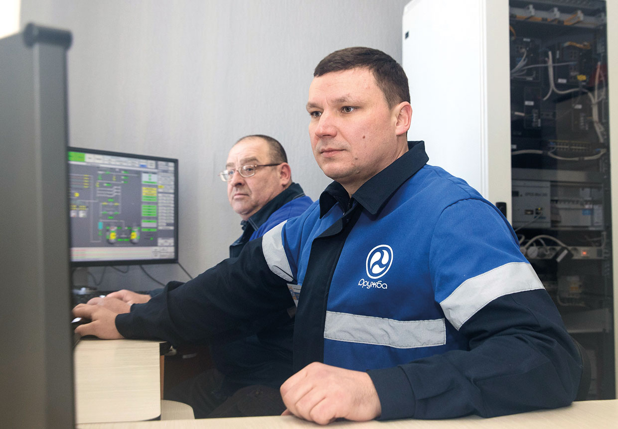 Инженер по учету ГНПС «Полоцк» Евгений Гвоздев работает  на предприятии 18 лет. С проектом по строительству нефтепродуктопровода знаком с начала его реализации