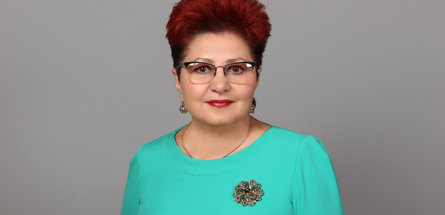 Председатель РК Белхимпрофсоюза Светлана Клочок поздравляет с 8 Марта