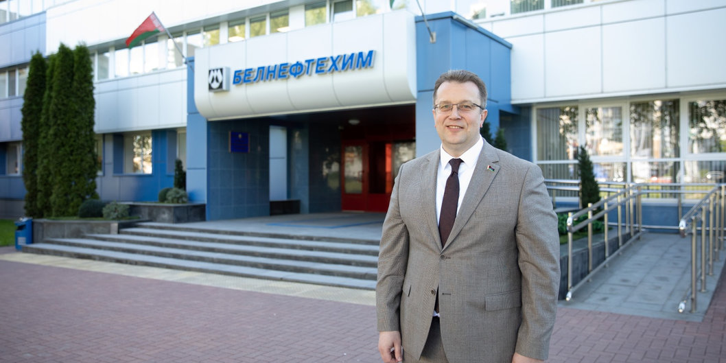 С Днем химика работников и ветеранов отрасли поздравляет Илья Икан