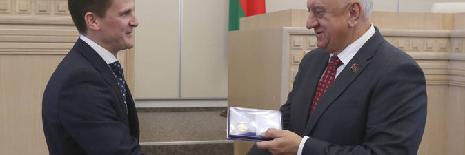 Памятным знаком Форума регионов Беларуси и России награжден генеральный директор ООО «Белнефтихим-РОС» Денис Тумаш