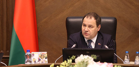 Премьер  поручил проработать возможность отвязки расчетов за энергоносители от доллара