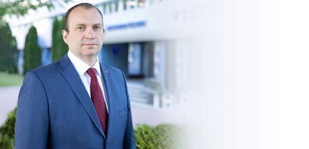 С Днем химика работников и ветеранов отрасли поздравляет Андрей Рыбаков