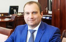 Председатель концерна «Белнефтехим» Андрей Рыбаков поздравляет с 8 Марта