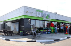 Хорошего дня посетителям АЗС № 21 в Глубоком желает барон Мюнхгаузен 