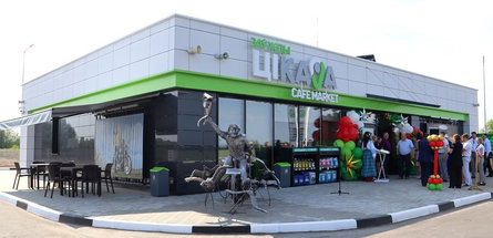 Хорошего дня посетителям АЗС № 21 в Глубоком желает барон Мюнхгаузен 