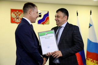 Благодарности компаниям «Белоруснефть-Сибирь» и «Янгпур» вручил мэр  Губкинского