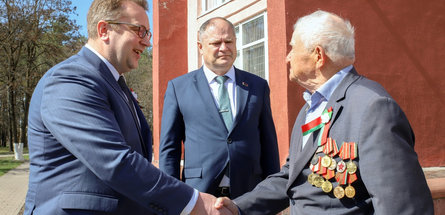 Илья Икан встретился на «Белшине» с 99-летним участником Великой Отечественной войны Иваном Зиминым 