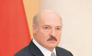 Александр Лукашенко поздравляет с Днем Независимости Республики Беларусь