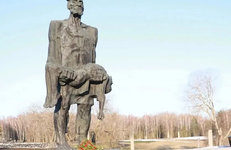 Представители концерна «Белнефтехим» посетили мемориальный комплекс «Хатынь»