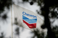 Chevron обещает увеличить вложения в декарбонизацию 
