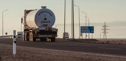 Казахстан на полгода продлил запрет на вывоз нефтепродуктов автотранспортом