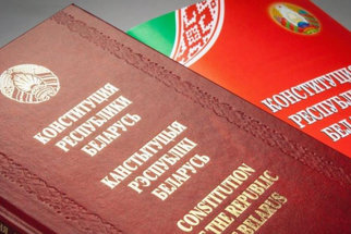 Президент Беларуси Александр Лукашенко поздравил соотечественников с Днем Конституции