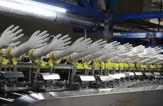 Белорусским медучреждениям разрешено закупать только отечественные одноразовые перчатки