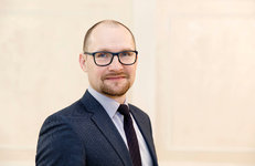  Подчеркнуть статусность экспонента, или слонов по факсу не продают