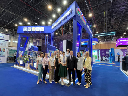 Посол Беларуси в Узбекистане Александр Огородников посетил стенд нефтехимических предприятий на выставке в Ташкенте