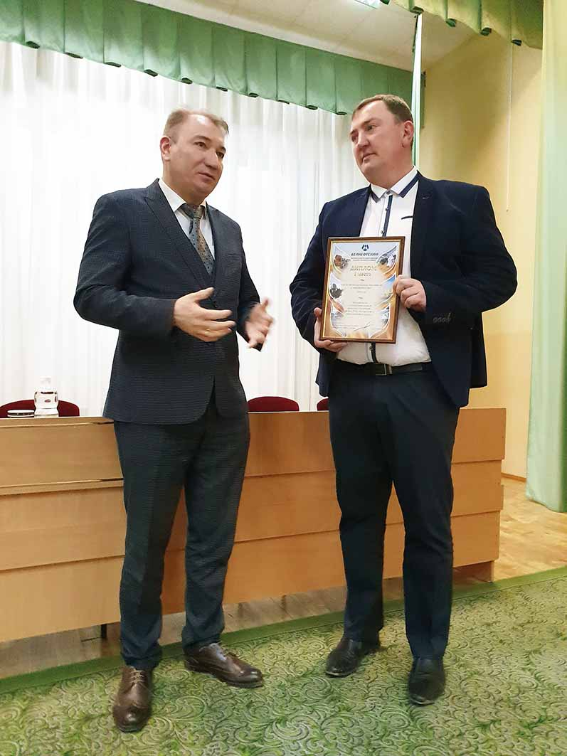 По итогам 2020 года СК «Логойский» — «дважды герой». Виталий Милевич поздравляет Дмитрия Зимового 