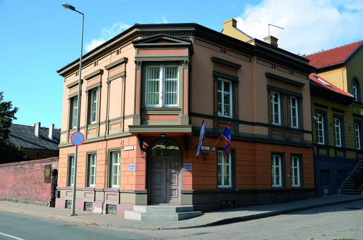 В самом центре Клайпеды, на одном из перекрестков очень хорошо заметен знакомый логотип: здесь расположился офис ЗАО «Белинтертранс Литва»