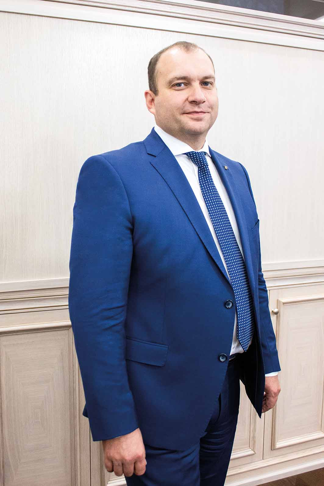 Уважаемые коллеги! Уходящий год еще раз доказал нам важность командной работы. Примите благодарность за напряженный труд и слаженные действия. Все вместе мы работали для сохранения энергетической независимости Беларуси. В сложных условиях было обеспечено выполнение основных показателей эффективности: по рентабельности продаж, энергосбережению и снижению уровня затрат. В 2019 году нефтехимическая отрасль Беларуси впервые столкнулась с поставками некачественного углеводородного сырья. Наши НПЗ адаптировались к меняющимся правилам взаимодействия с российскими партнерами. Несмотря на внешние вызовы, темпы инвестиционных проектов на предприятиях, входящих в состав концерна «Белнефтехим», не снижаются. Хочу поблагодарить коллективы и руководителей за ответственное отношение к работе, а также творческий подход к решению сложных бизнес-задач. Уверен, в новом 2020 году мы приумножим достигнутое. Нас ждет интенсивная и интересная работа. Желаю вам и вашим близким здоровья и благополучия! Председатель Белорусского государственного концерна по нефти и химии  Андрей Рыбаков