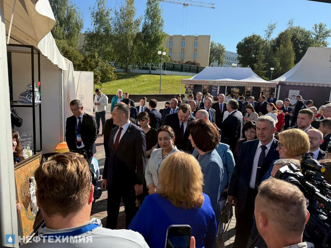 Наталья Кочанова и Танзила Нарбаева посетили объединенный стенд предприятий концерна «Белнефтехим»