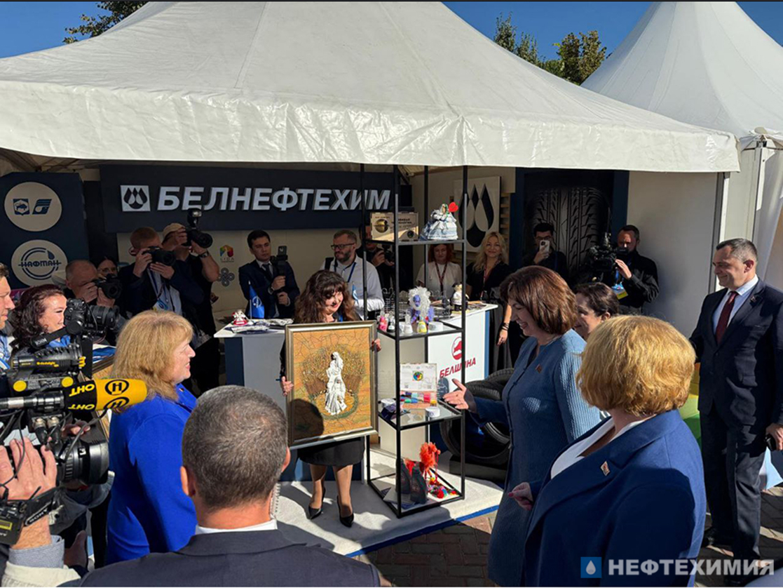 Наталья Кочанова и Танзила Нарбаева посетили объединенный стенд предприятий концерна «Белнефтехим»