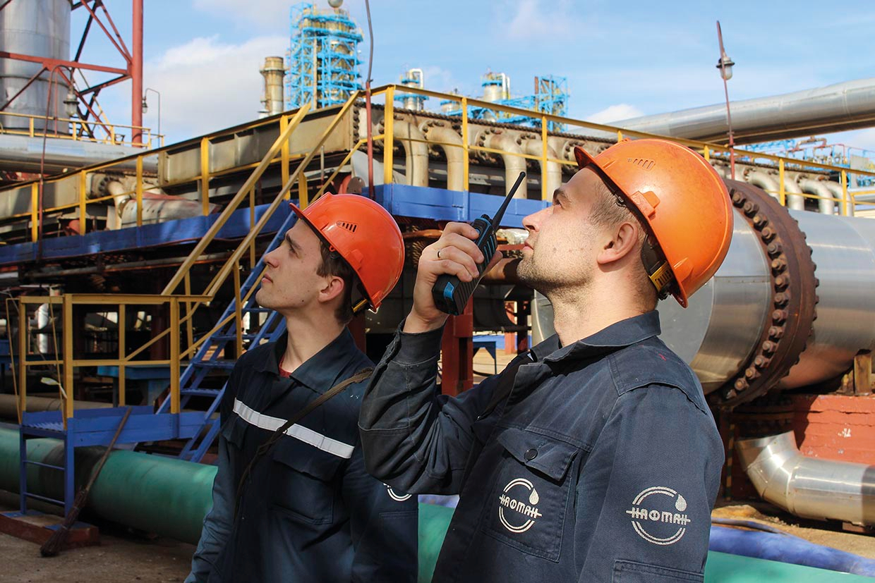 Оператор технологических установок Никита Герасимович и машинист технологических насосов Виктор Захарко возле реакторного блока