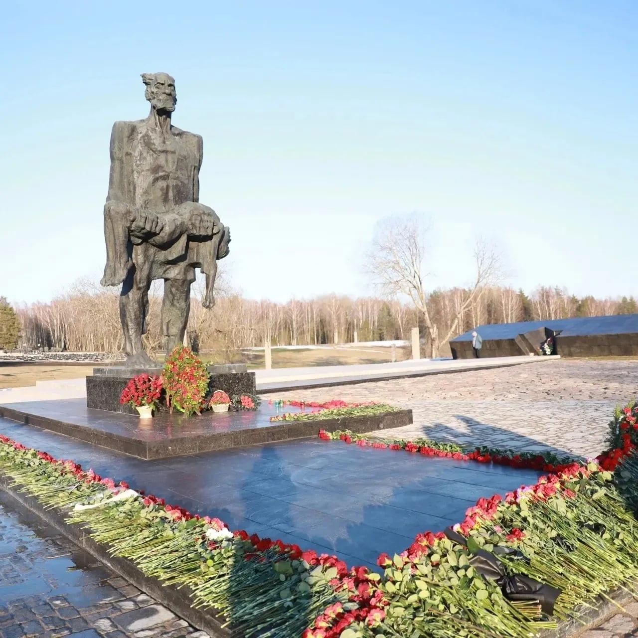 Представители концерна «Белнефтехим» посетили мемориальный комплекс «Хатынь»