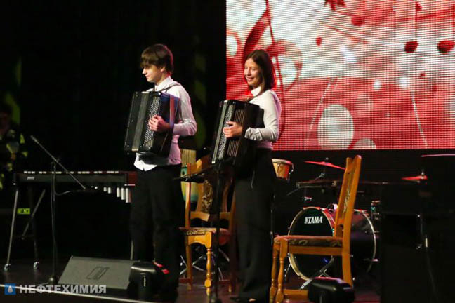 Семейная соната: дети работников «Полимира» и «Нафтана» подарили родителям душевный концерт 