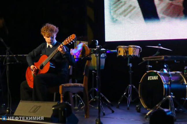 Семейная соната: дети работников «Полимира» и «Нафтана» подарили родителям душевный концерт 