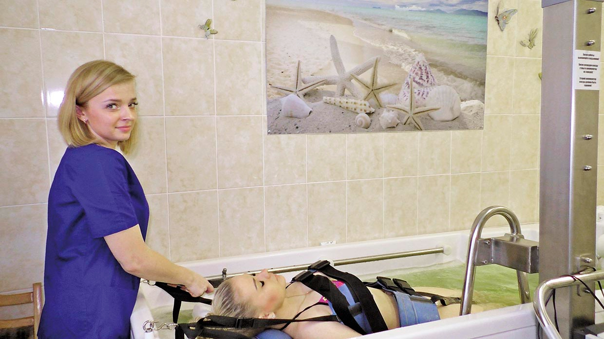 Процедуру подводного горизонтального вытяжения позвоночника проводит медицинская сестра по физиотерапии Диана Дривило