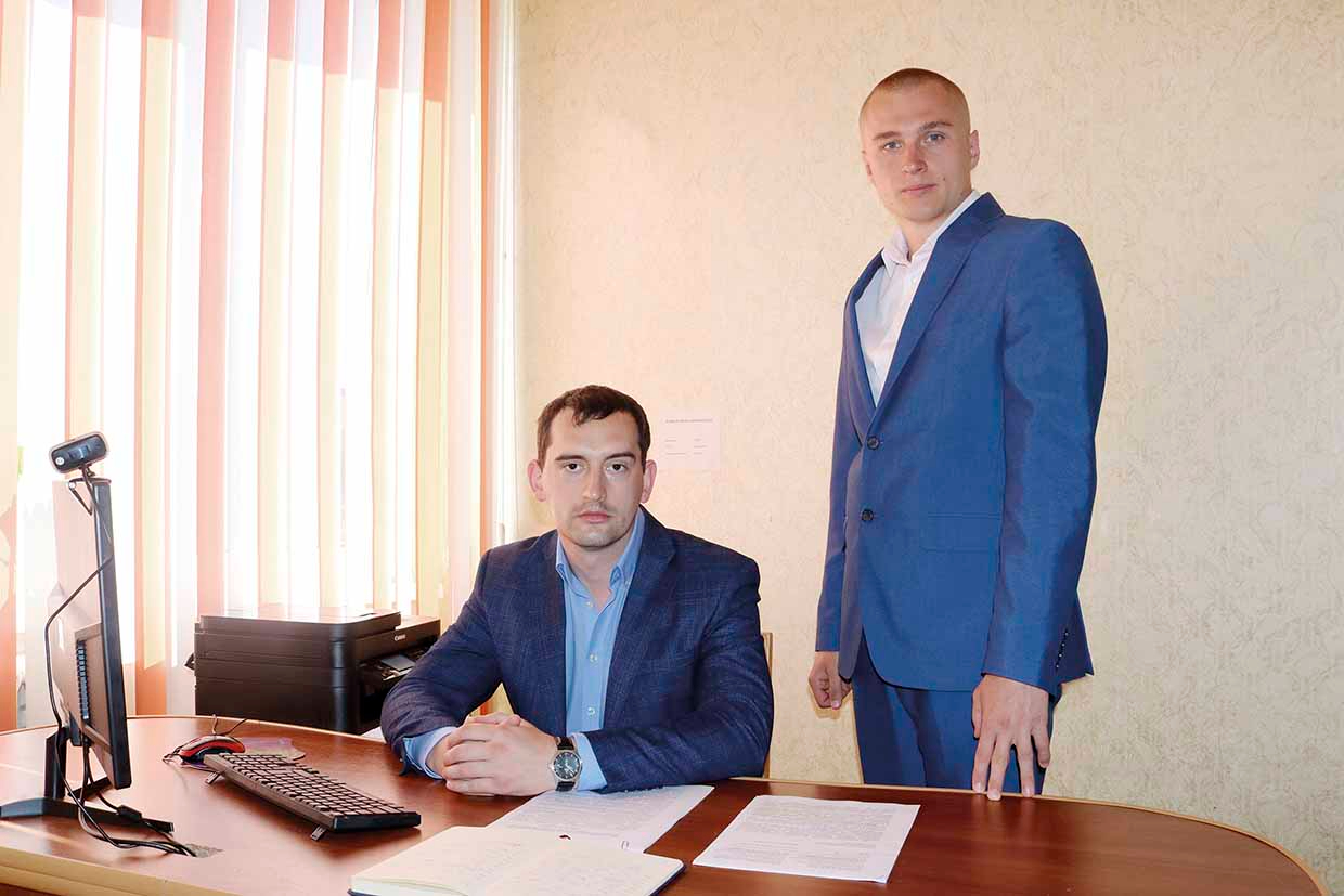 Ведущий специалист бюро экономической безопасности Егор Бойко  и специалист бюро экономической безопасности Игорь Рабешко