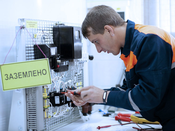 Электромонтер по ремонту и обслуживанию электрооборудования Антон Симонов