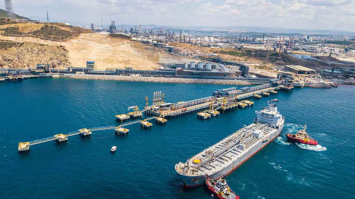 Панорама полуострова Алиага в Турции, где находится даунстрим-комплекс SOCAR, включающий НПЗ STAR и депо, нефтехимический комплекс Petkim, портовый терминал SOCAR Terminal, ветряную электростанцию