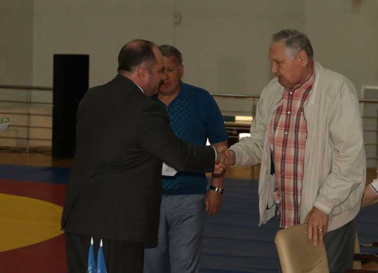 «Белорусская федерация борьбы» вручила благодарности спортсменам_НАГРАЖДЕНИЕ МЕДВЕДЯ