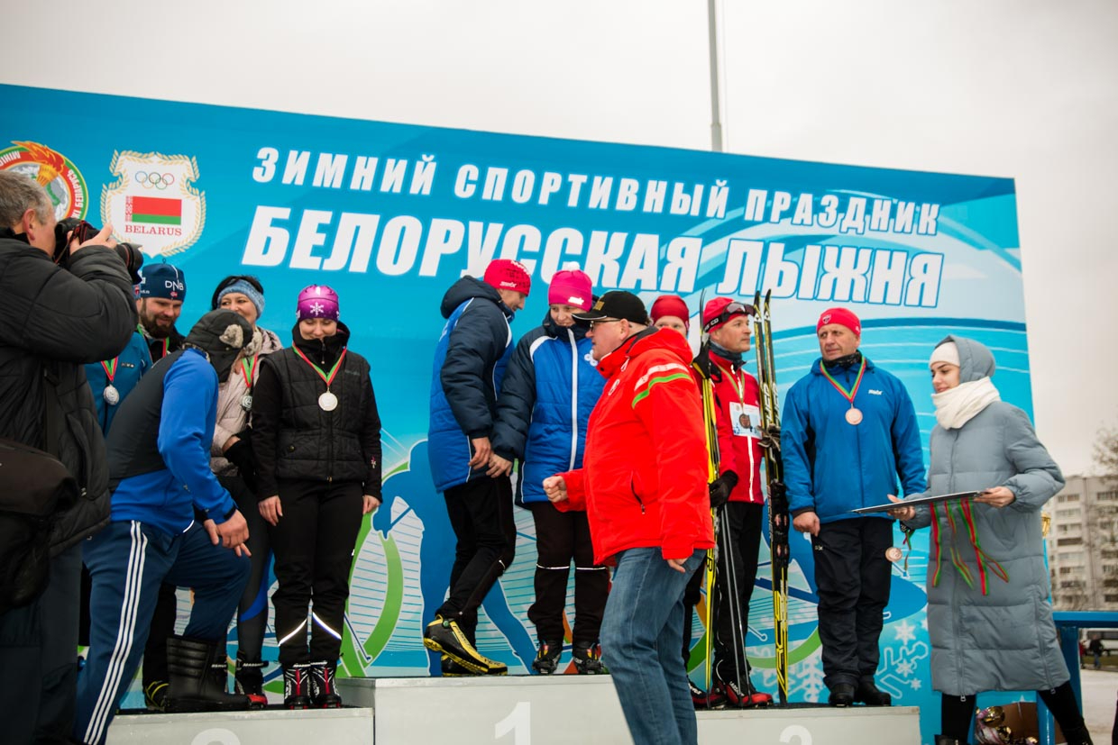 Белорусская лыжня-2021_подготовка к награждению