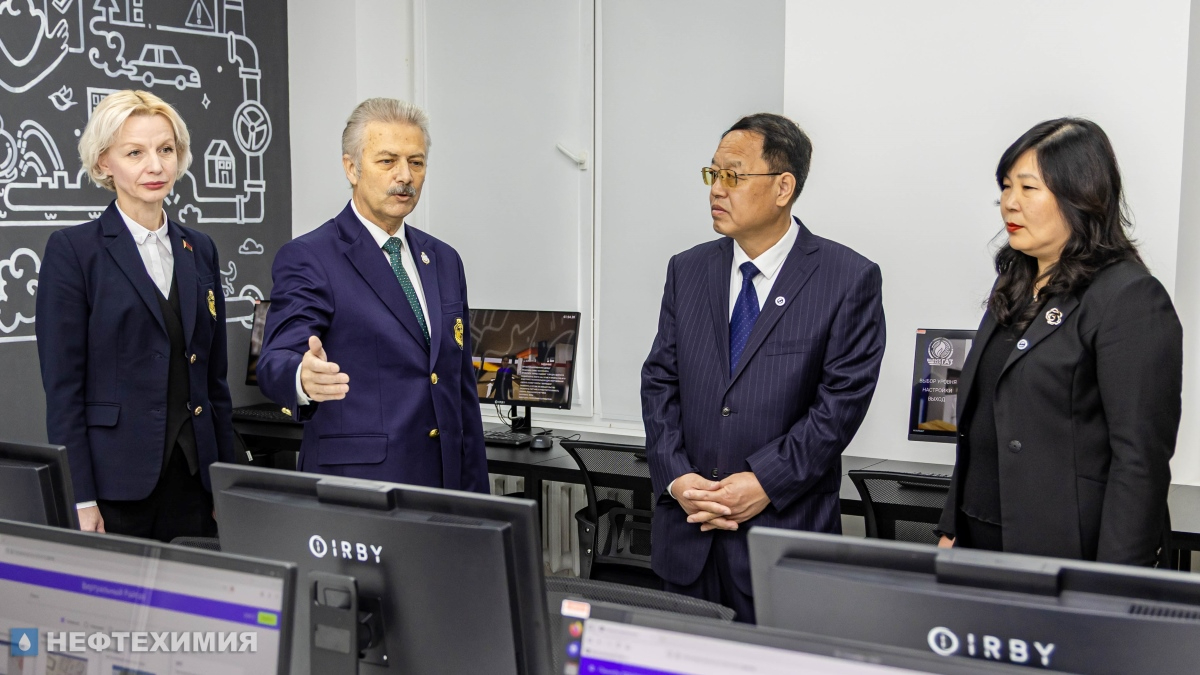 Полоцкий госуниверситет провел форсайт-сессию «Углеводородная энергетика» для коллег из Китая