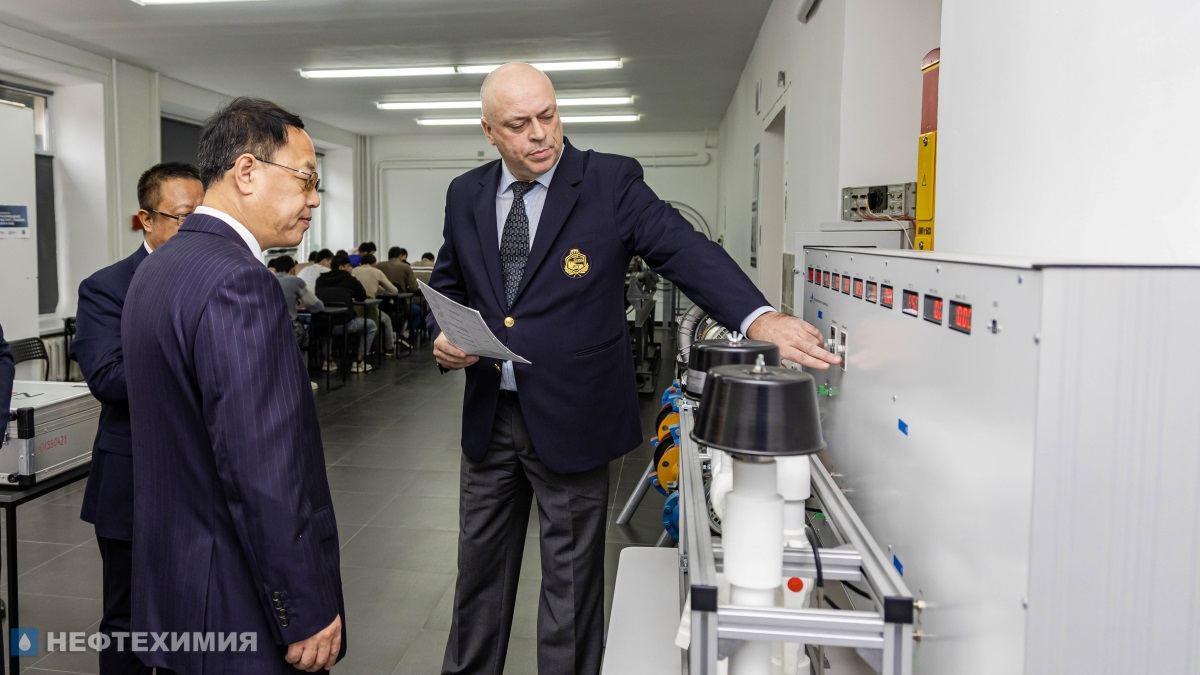 Полоцкий госуниверситет провел форсайт-сессию «Углеводородная энергетика» для коллег из Китая