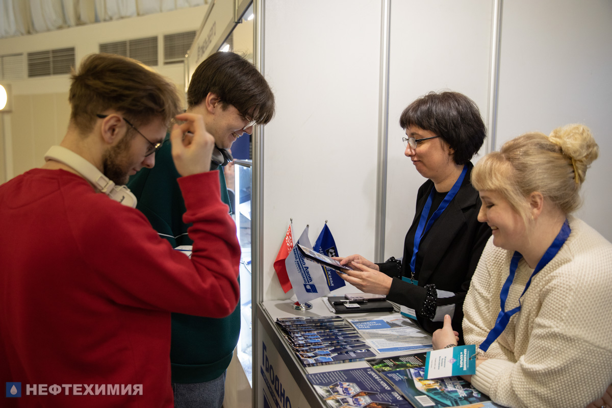 «Гродно Азот» и «СветлогорскХимволокно» участвуют в выставке «Образование и карьера» в Минске